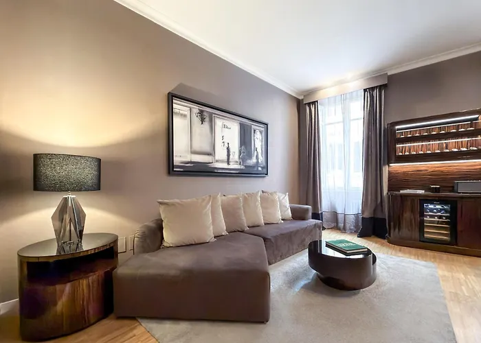 The Condotti - Luxury Serviced Roma